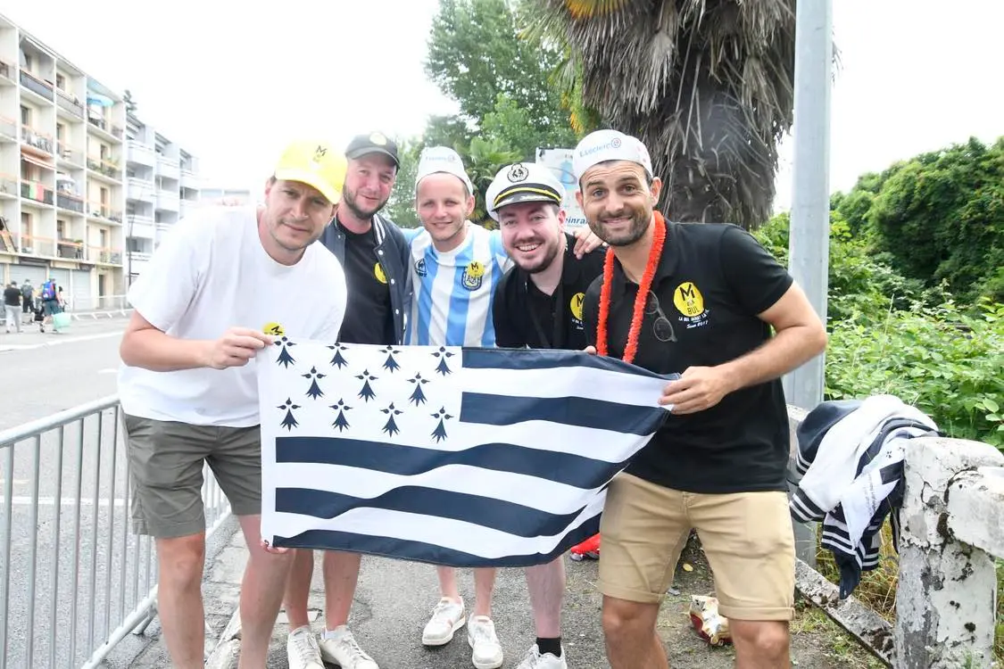Cinq BUlistes posent ensemble avec un drapeau breton