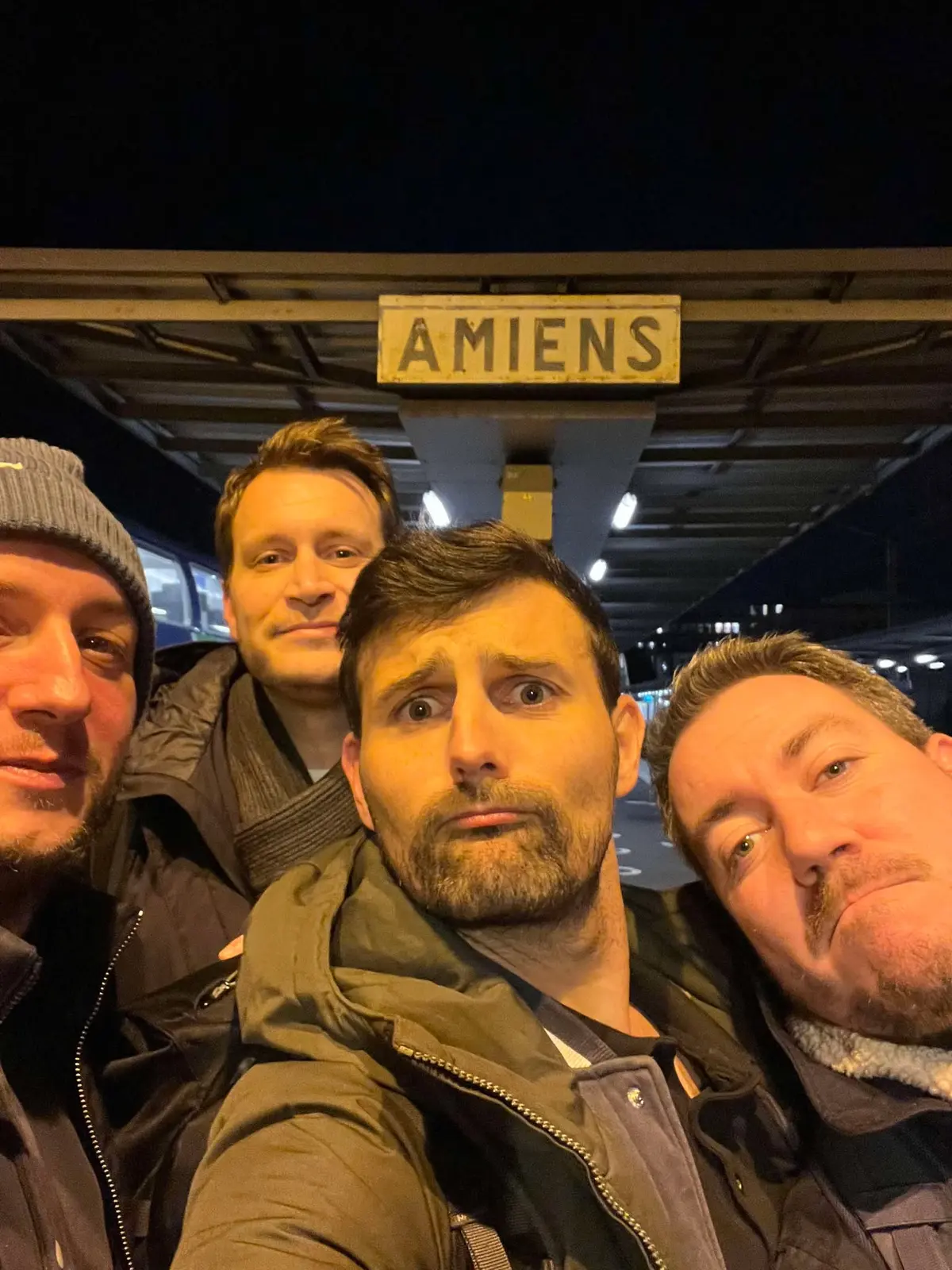 Selfie de quatre BUlistes sous le panneau de la gare d'Amiens