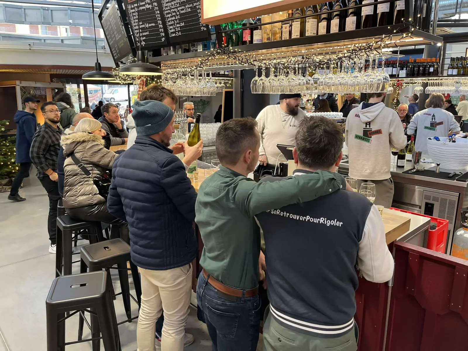 Trois BUlistes au comptoir des halles couvertes d'Amiens